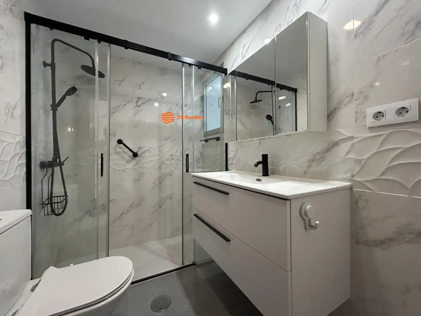 Bathroom of Flat for rent in Madrid  with Heating, Terrace and Storage room
