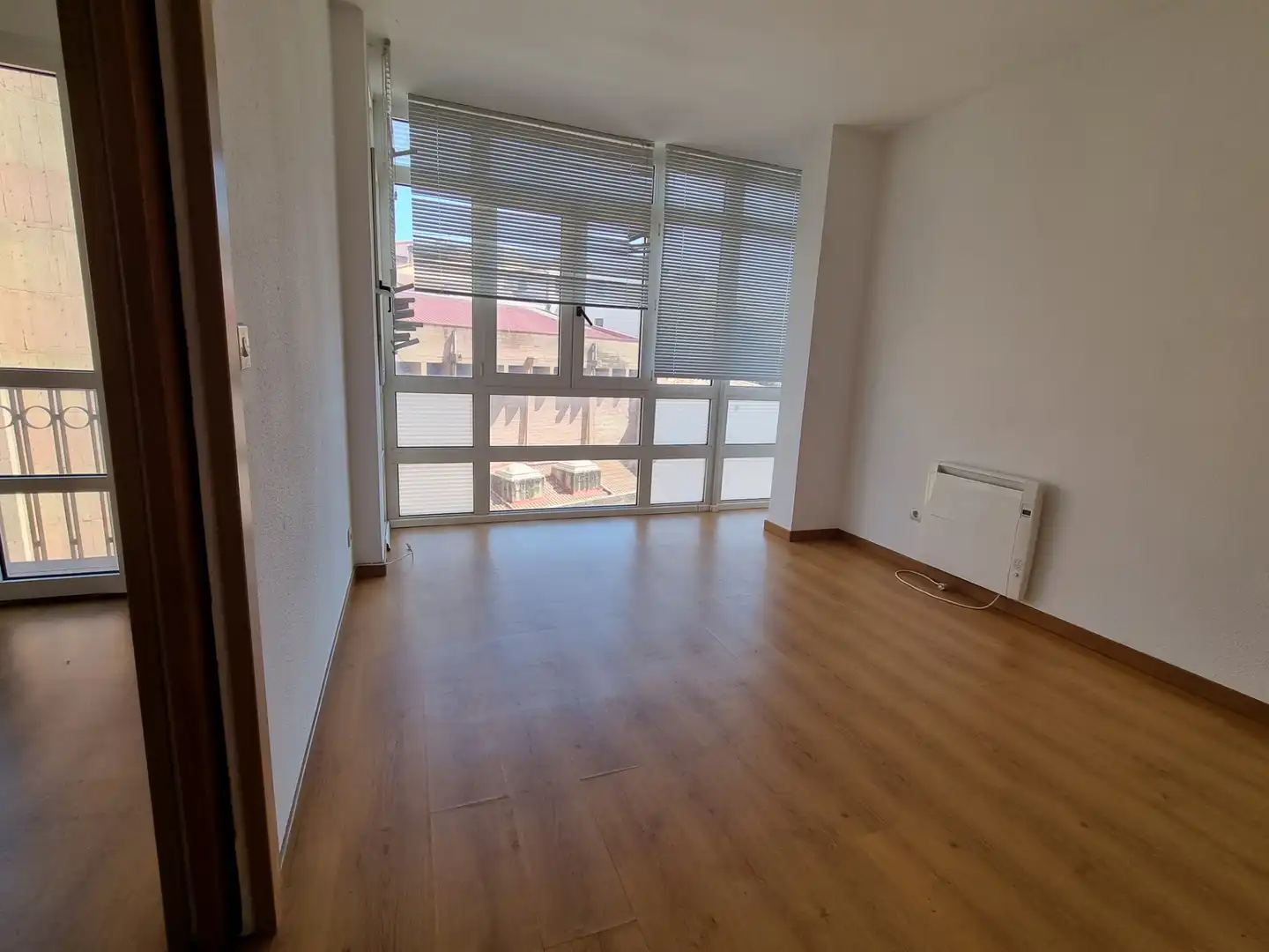Schlafzimmer von Büro zur Miete in Soria Capital  mit Heizung und Balkon