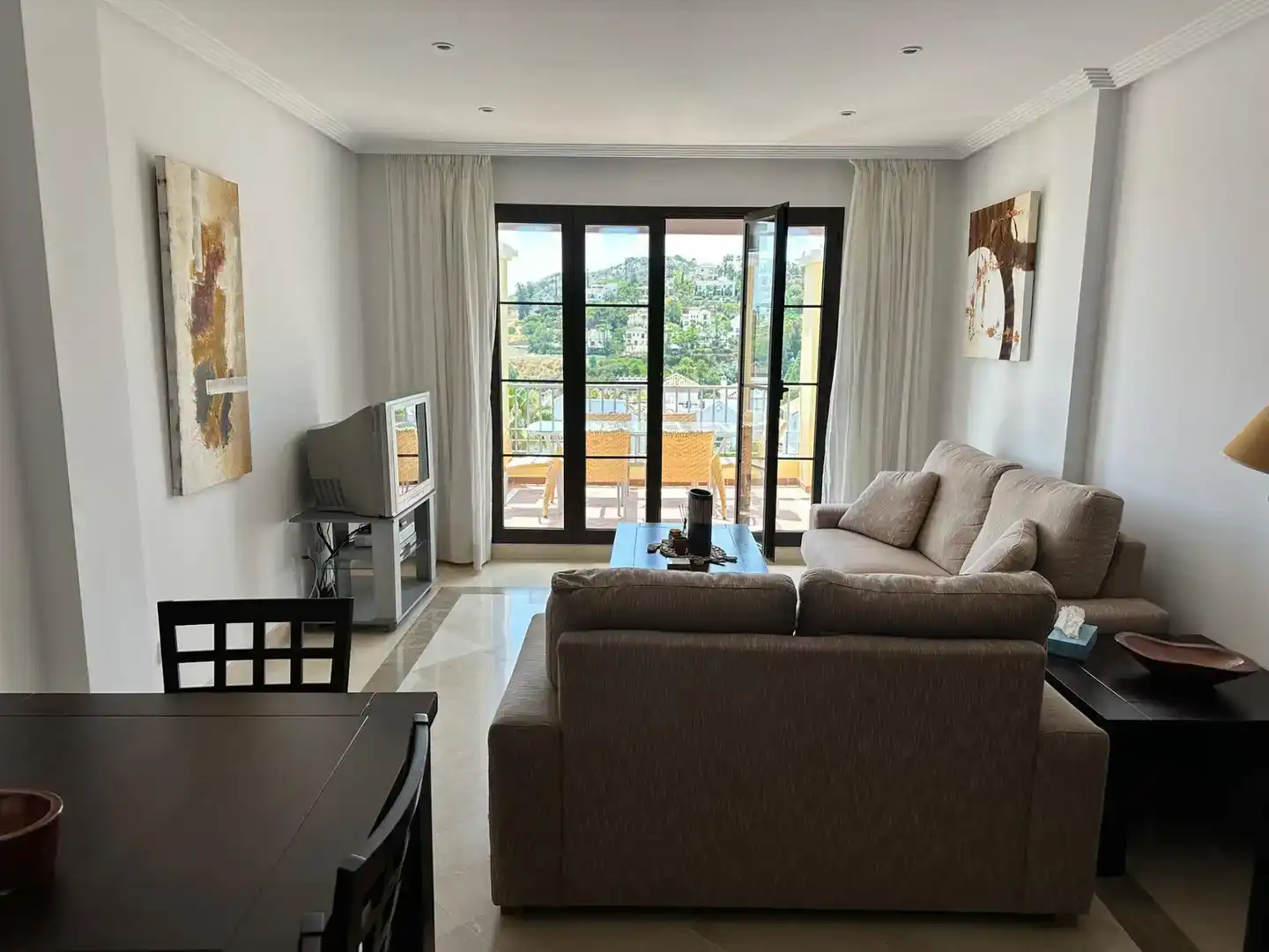 Sala d'estar de Apartament de lloguer en Benahavís amb Aire condicionat i Piscina
