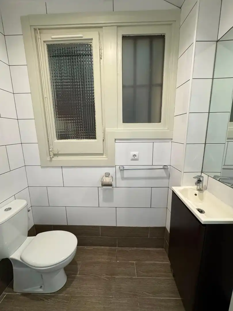 Badezimmer von Erdgeschoss zur Miete in Barcelona mit Klimaanlage