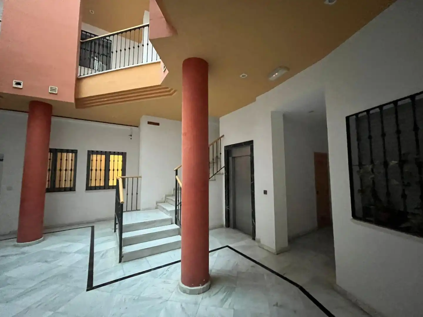 Maisonette zum Verkauf in Sevilla mit Klimaanlage, Möbliert und Balkon
