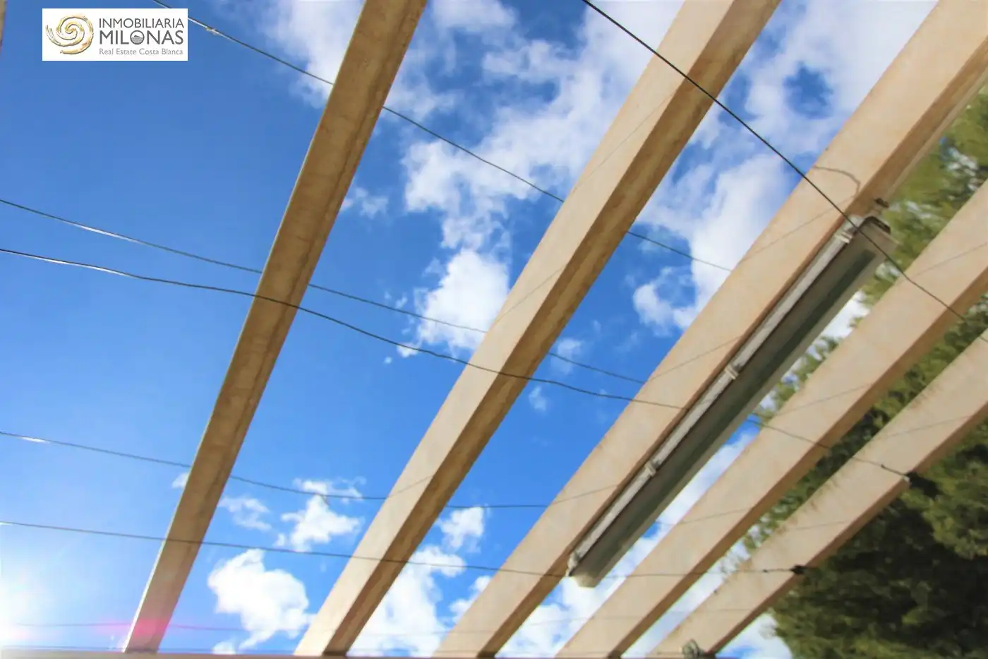 Vista exterior de Casa o xalet en venda en L'Alfàs del Pi amb Aire condicionat, Calefacció i Jardí privat