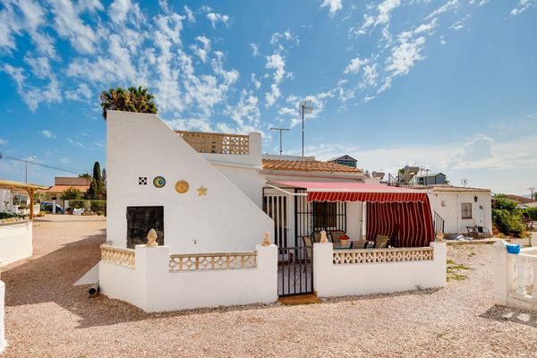 Vista exterior de Casa adosada en venda en Torrevieja amb Aire condicionat, Terrassa i Traster