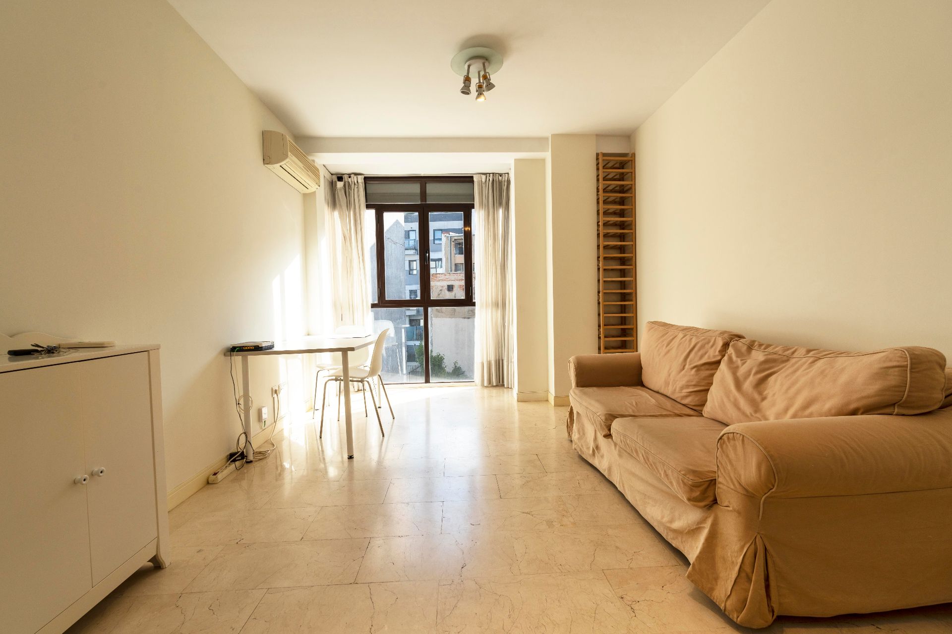 Living room of Flat to rent in  Madrid Capital  with Air Conditioner, Heating and Parquet flooring