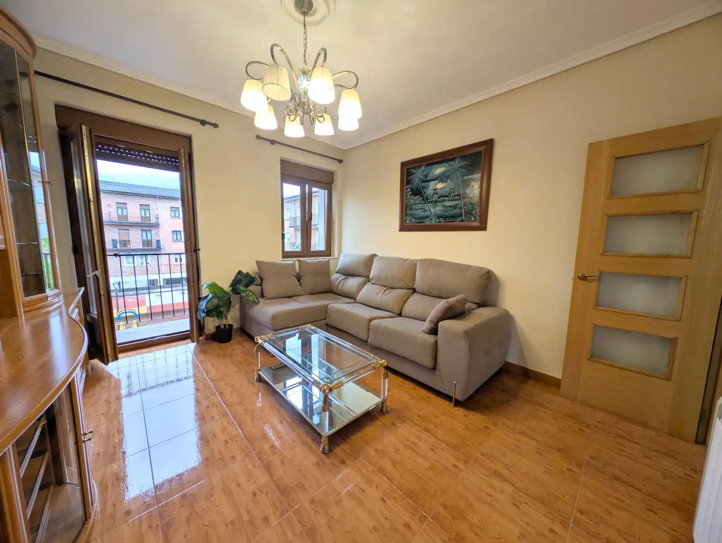 Sala de estar de Piso en venta en San Martín del Rey Aurelio con Calefacción, Trastero y Balcón
