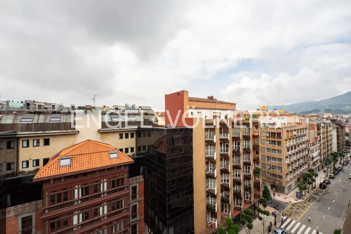 Vista exterior de Àtic en venda en Oviedo  amb Calefacció, Terrassa i Traster