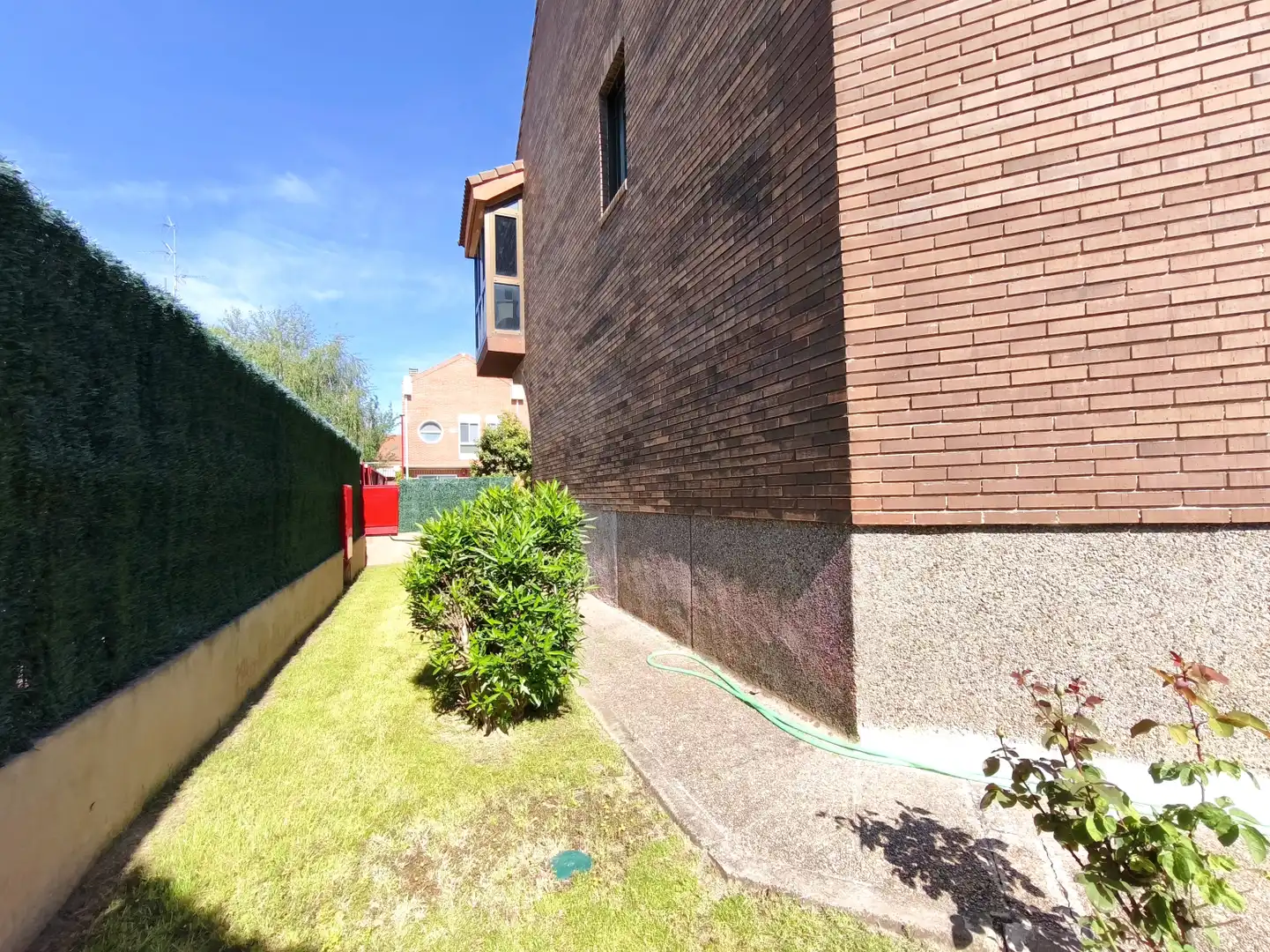 Vista exterior de Casa adosada en venda en  Logroño amb Calefacció, Jardí privat i Parquet