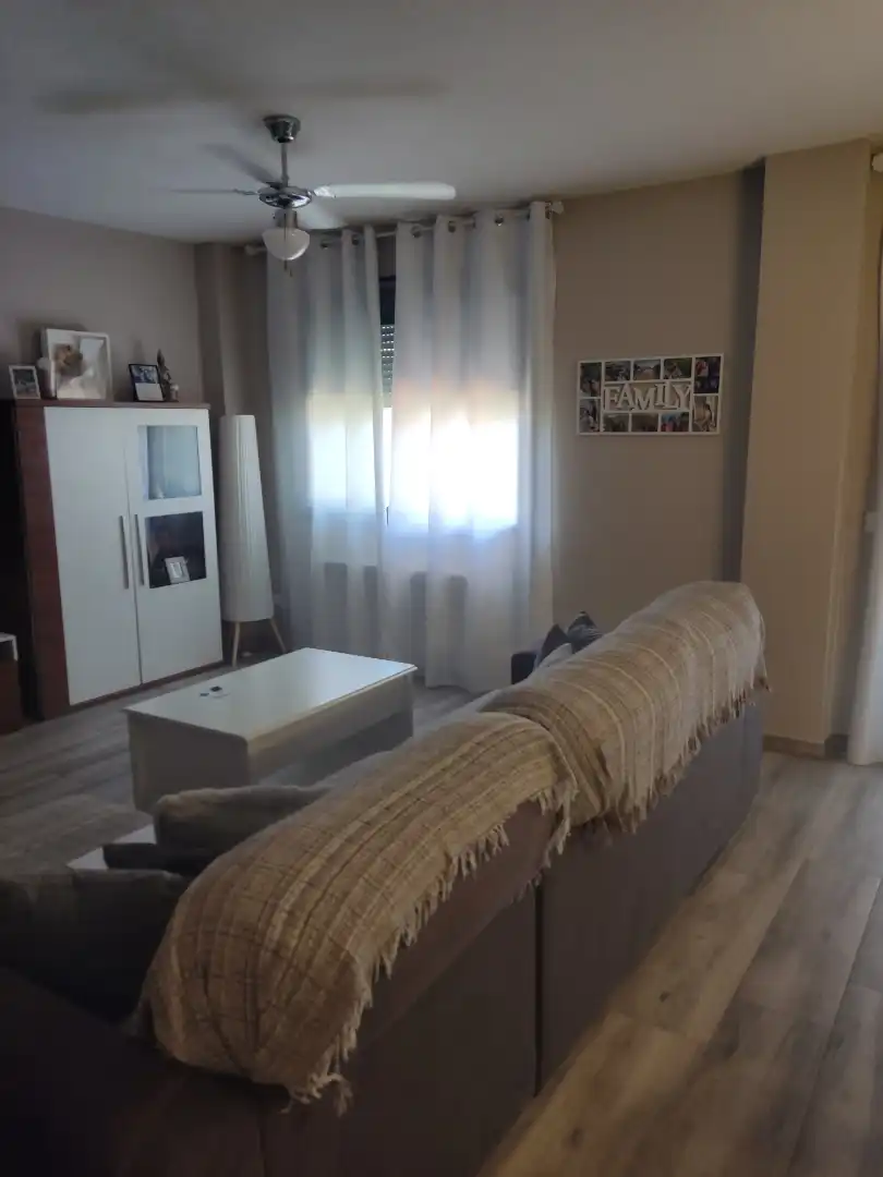 Sala d'estar de Casa adosada en venda en Seseña amb Calefacció, Terrassa i Moblat