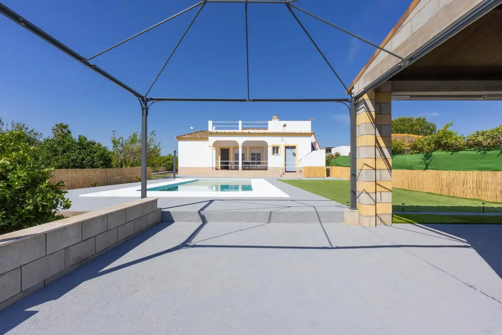 Piscina de Casa o chalet en venta en La Puebla del Río con Terraza, Trastero y Piscina