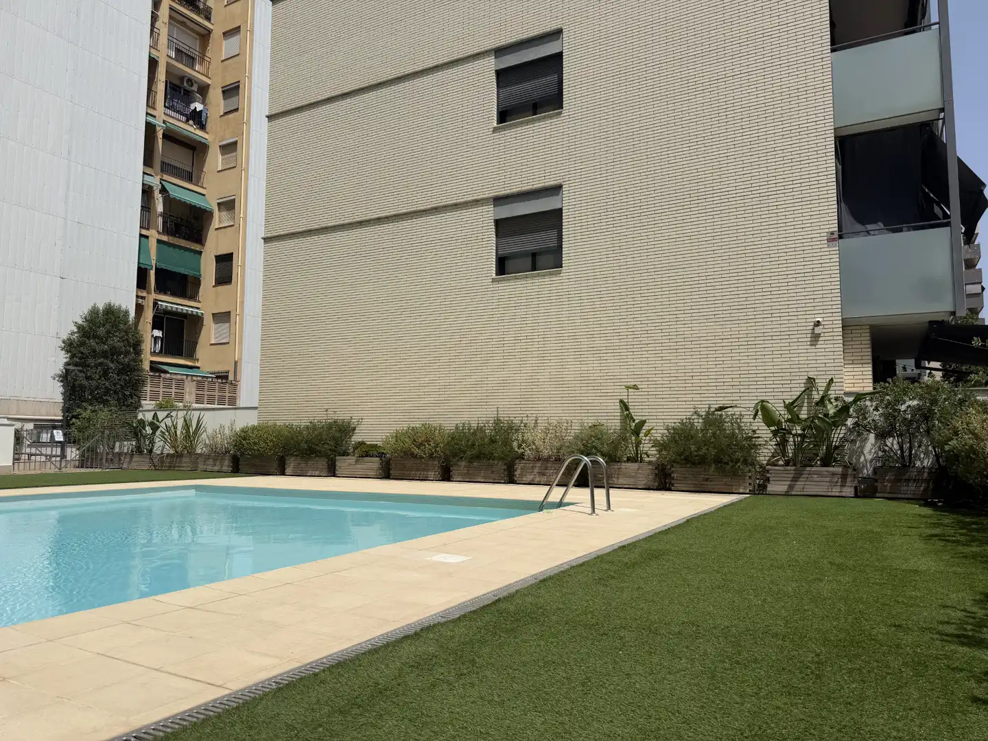 Piscina de Pis en venda en Barcelona amb Aire condicionat, Calefacció i Jardí privat