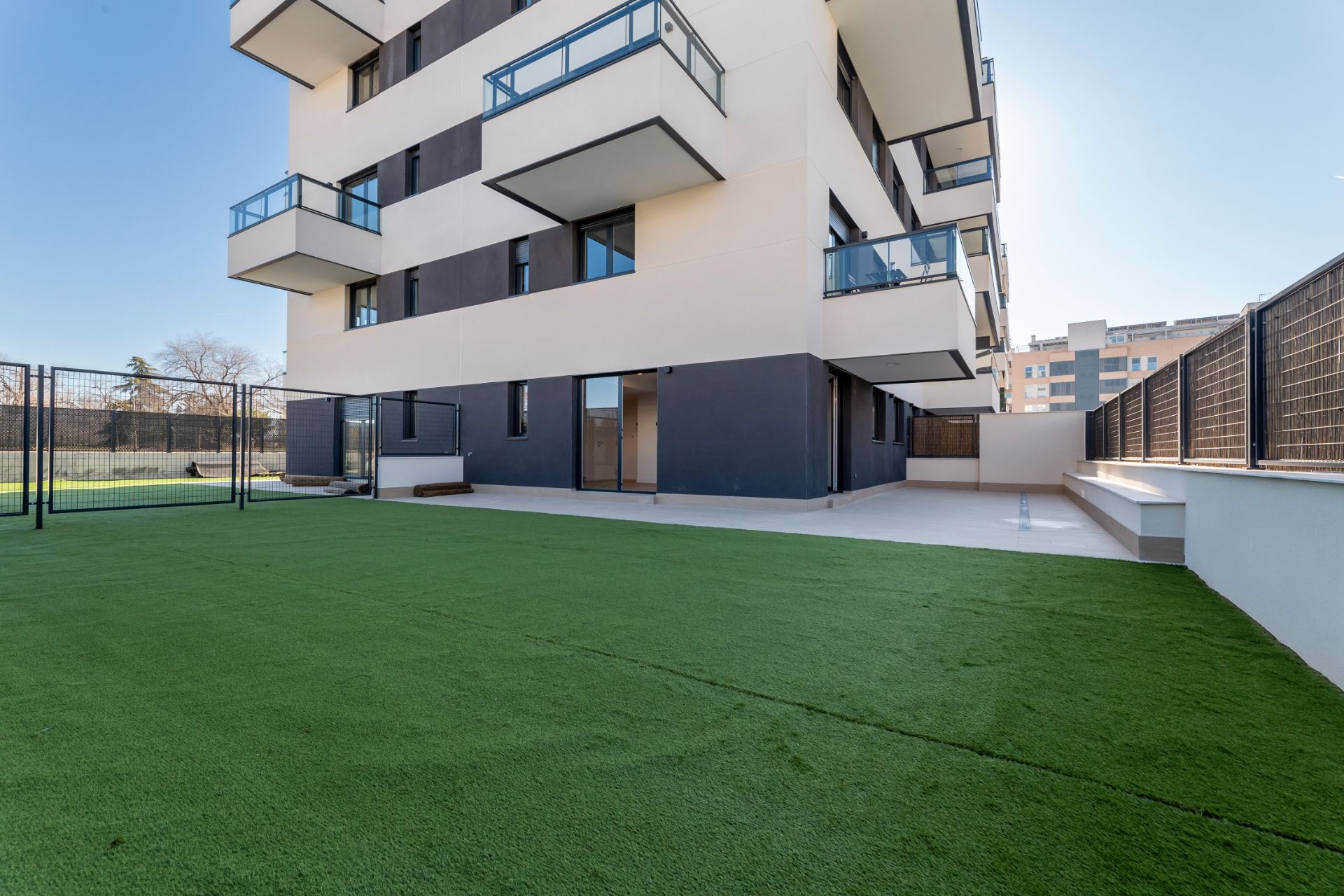 Außenansicht von Wohnung miete in Alcalá de Henares mit Klimaanlage, Terrasse und Abstellraum