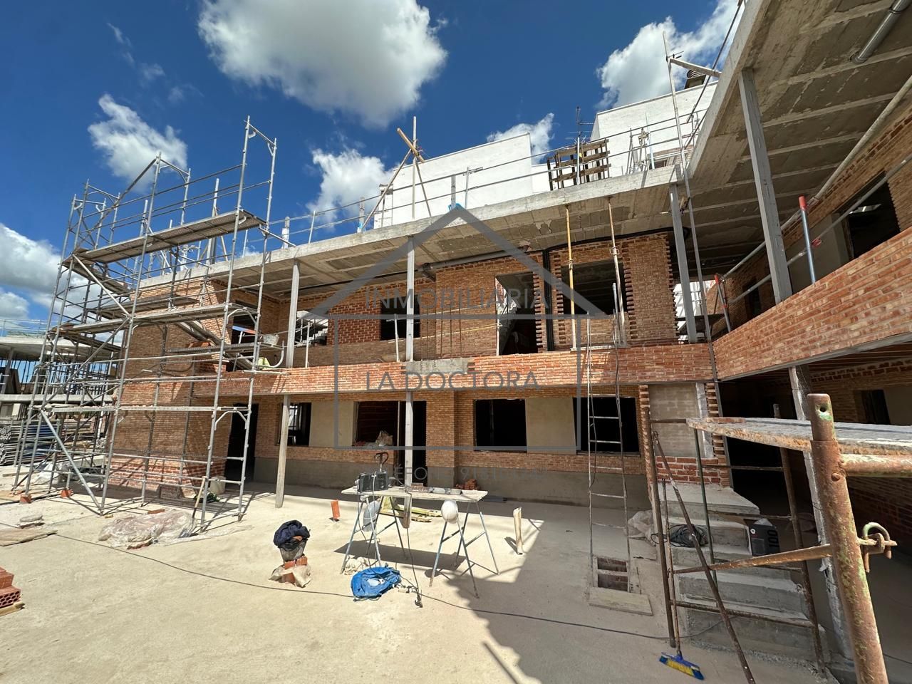 Vista exterior de Planta baixa en venda en Navalcarnero amb Aire condicionat, Calefacció i Piscina comunitària