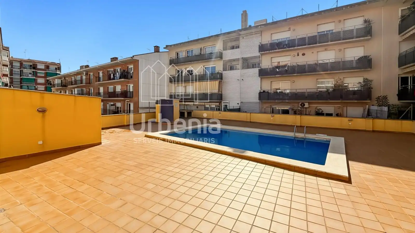 Vista exterior de Pis en venda en Pineda de Mar amb Calefacció, Terrassa i Piscina