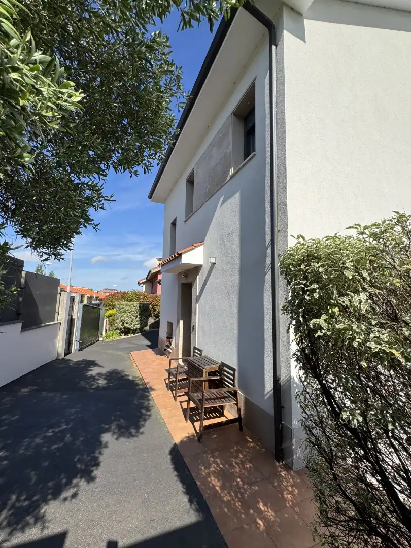 Vista exterior de Casa o xalet en venda en Avilés amb Calefacció, Jardí privat i Parquet
