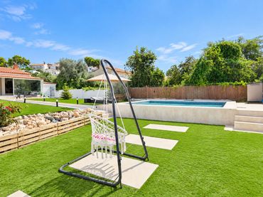Villa con piscina in vendita a LLESSIU