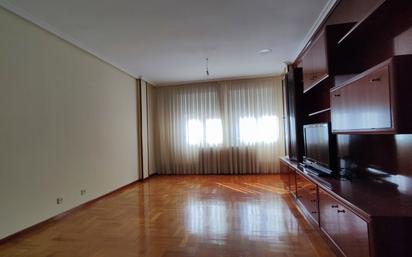 Sala d'estar de Pis en venda en  Logroño amb Calefacció, Parquet i Terrassa