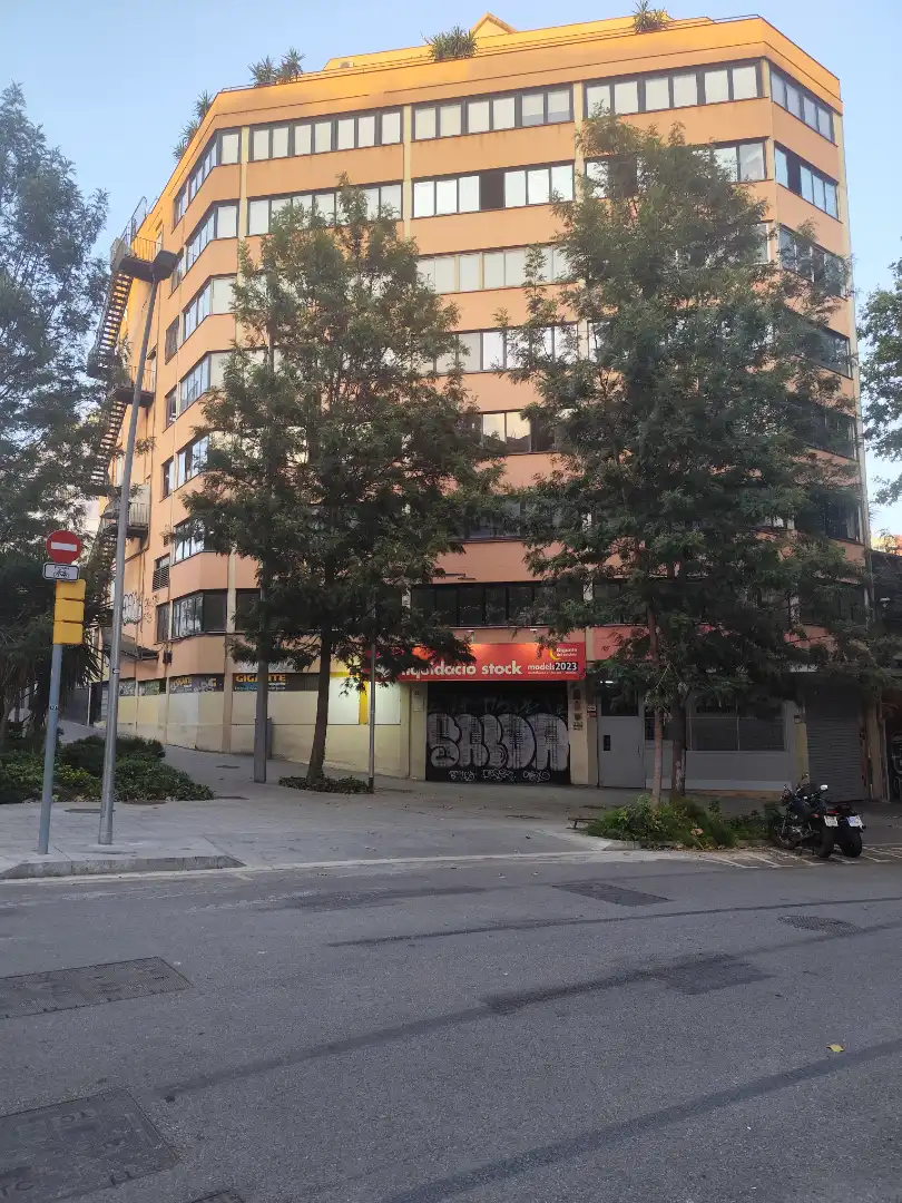 Außenansicht von Fabrikhallen zur Miete in Barcelona