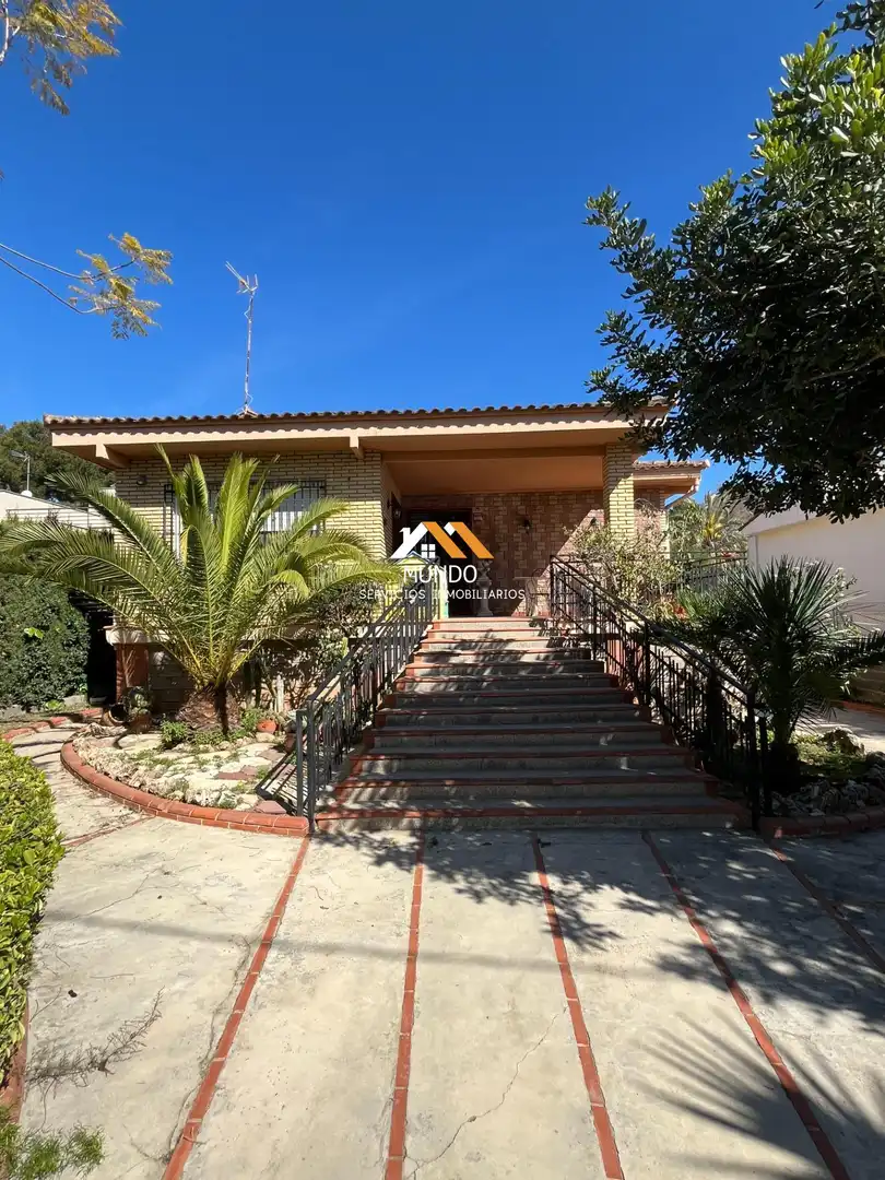 Vista exterior de Casa o xalet en venda en Paterna amb Aire condicionat, Calefacció i Jardí privat
