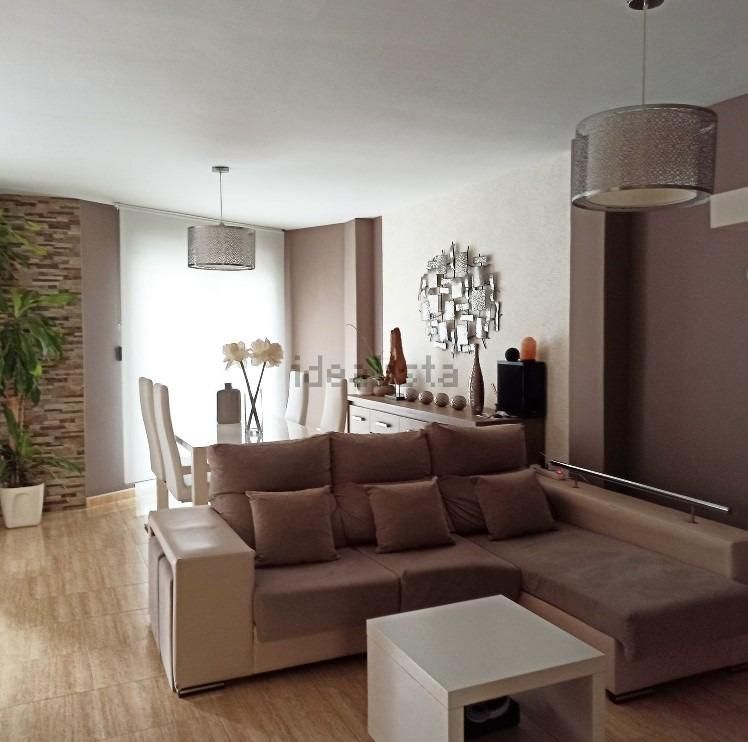 Sala d'estar de Casa adosada en venda en Torrox amb Aire condicionat, Terrassa i Piscina comunitària