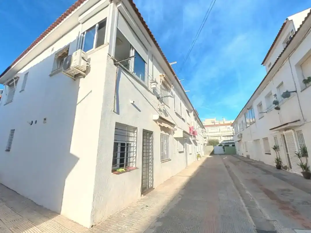 Vista exterior de Casa adosada en venda en Cunit amb Aire condicionat i Balcó