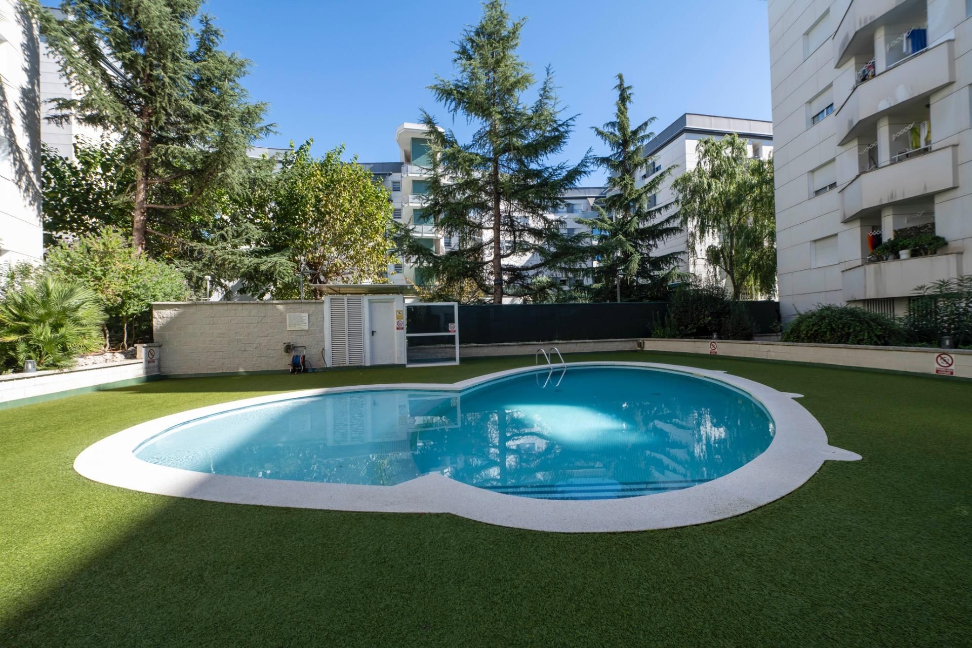 Piscina de Pis en venda en Ripollet amb Aire condicionat, Calefacció i Jardí privat