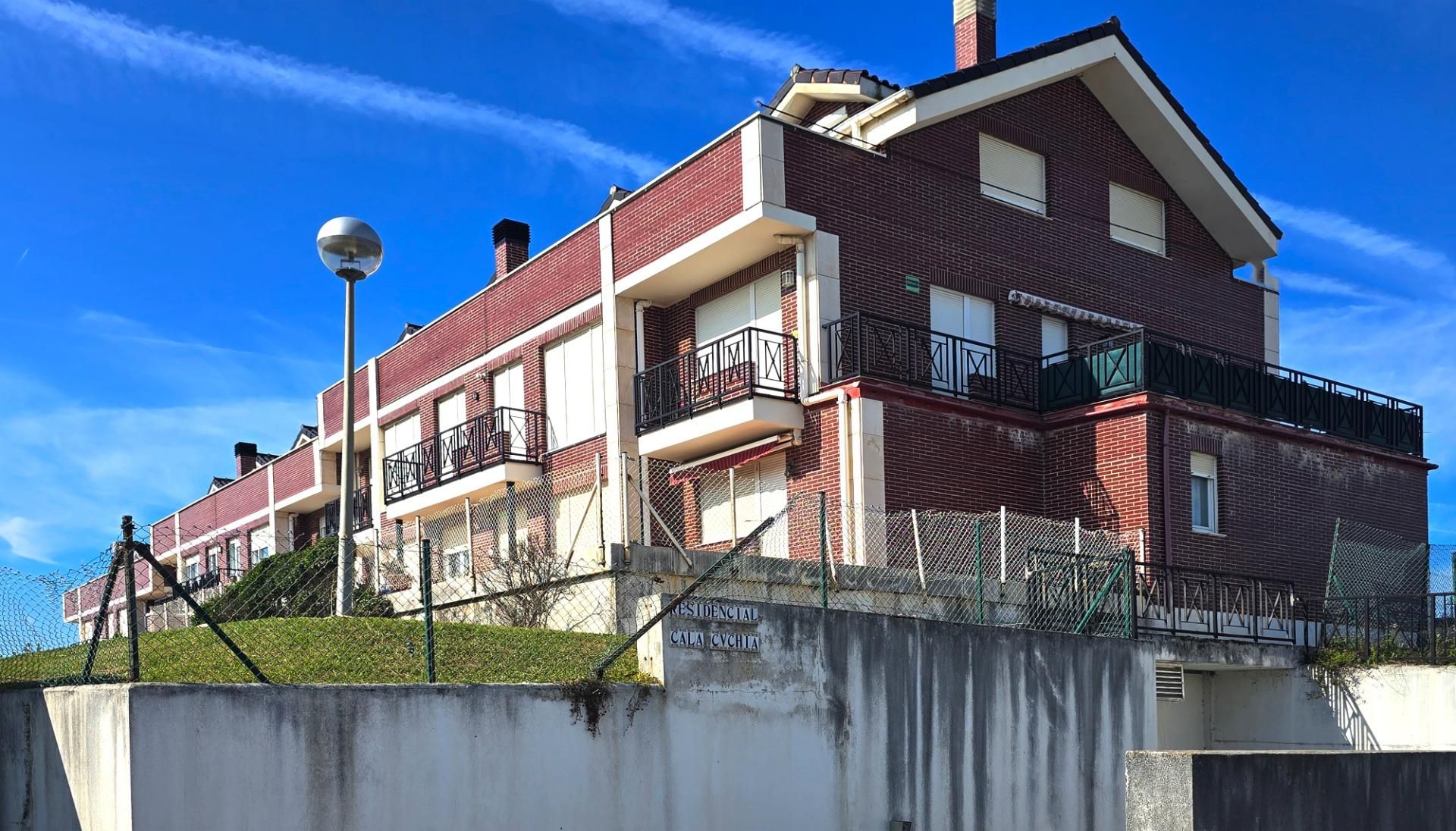 Vista exterior de Àtic en venda en Miengo amb Calefacció, Jardí privat i Terrassa