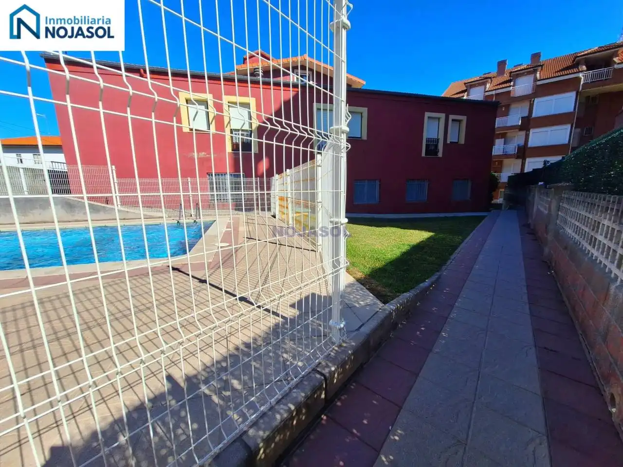 Piscina de Apartament en venda en Noja amb Calefacció, Terrassa i Moblat
