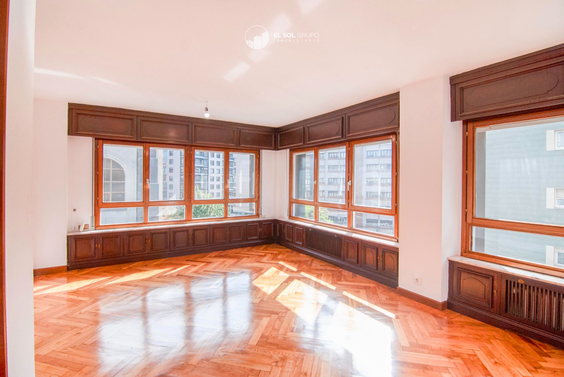Living room of Flat for sale in Gijón   with Heating, Parquet flooring and Storage room
