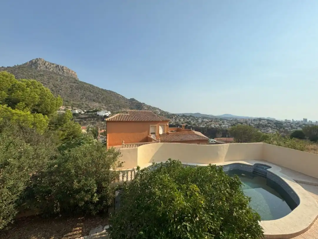 Vista exterior de Casa o xalet en venda en Calpe / Calp amb Aire condicionat, Calefacció i Jardí privat