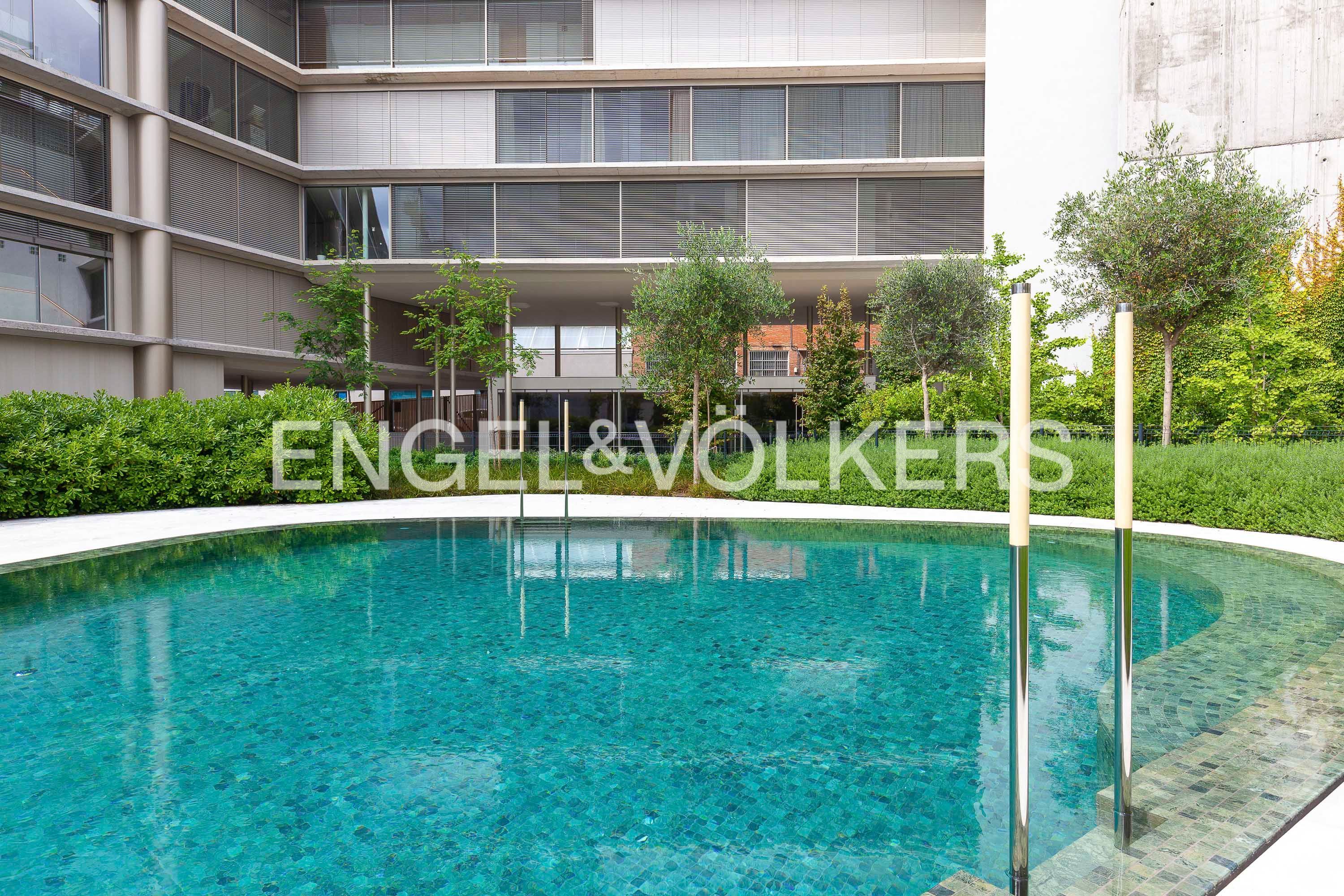 Swimming pool of Flat for sale in  Madrid Capital  with Air Conditioner, Heating and Private garden