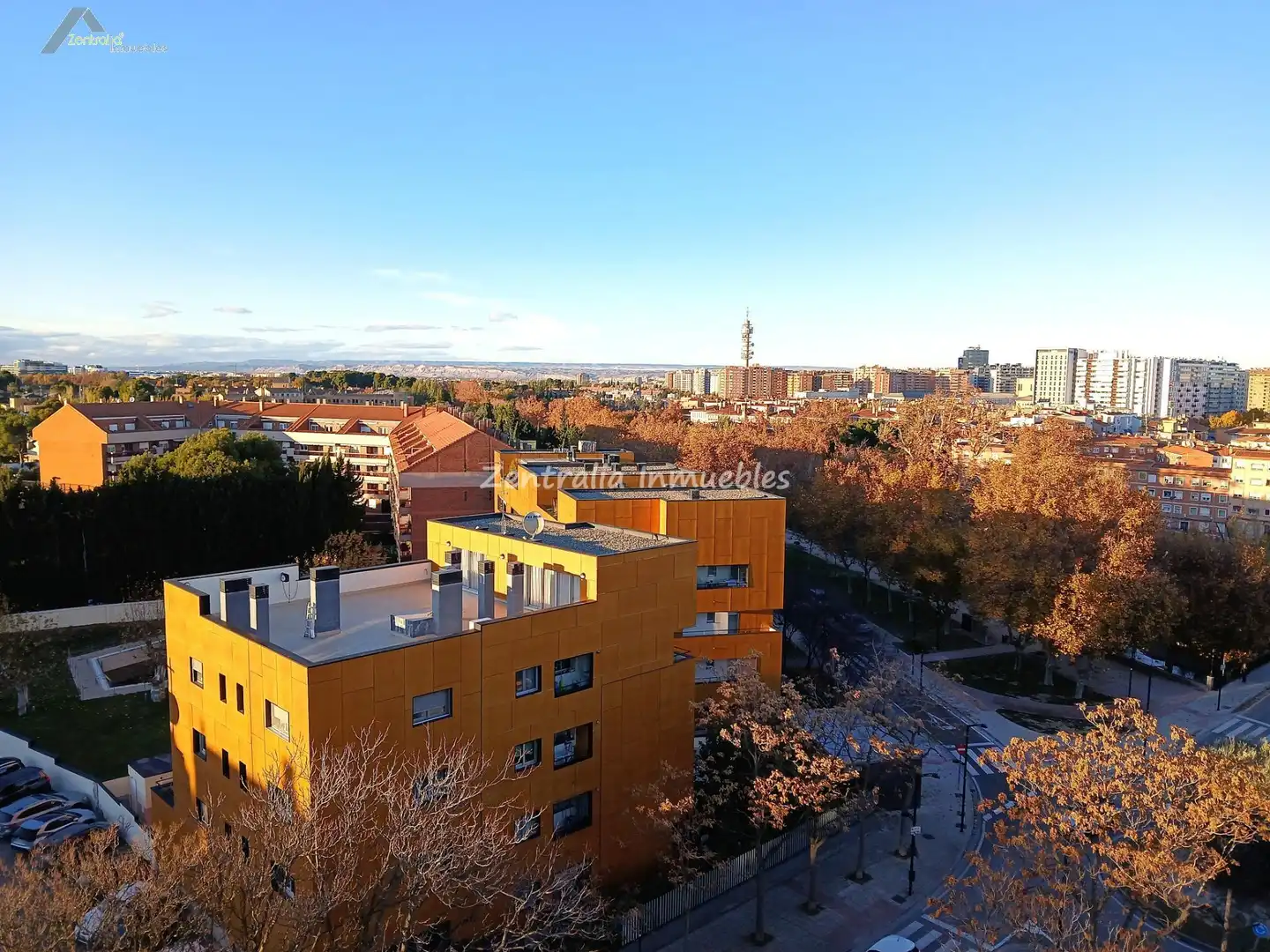 Vista exterior de Àtic en venda en Zaragoza amb Terrassa, Traster i Piscina comunitària