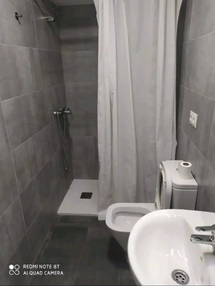 Badezimmer von Wohnungen zur Miete in Cádiz mit Möbliert, Waschmaschine und Fernseher