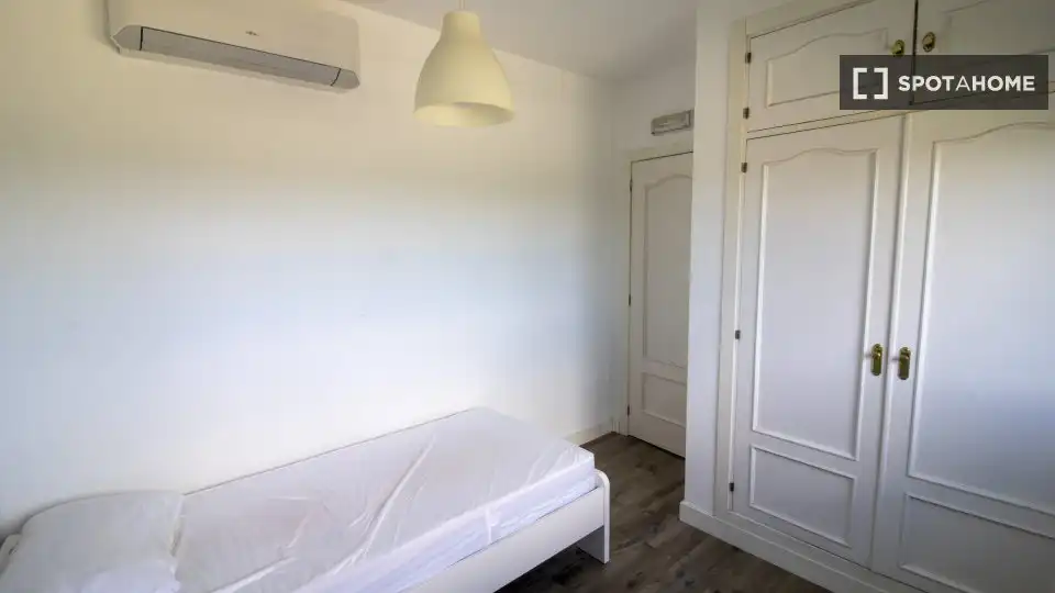 Dormitori de Pis per a compartir en Pozuelo de Alarcón amb Aire condicionat, Calefacció i Moblat