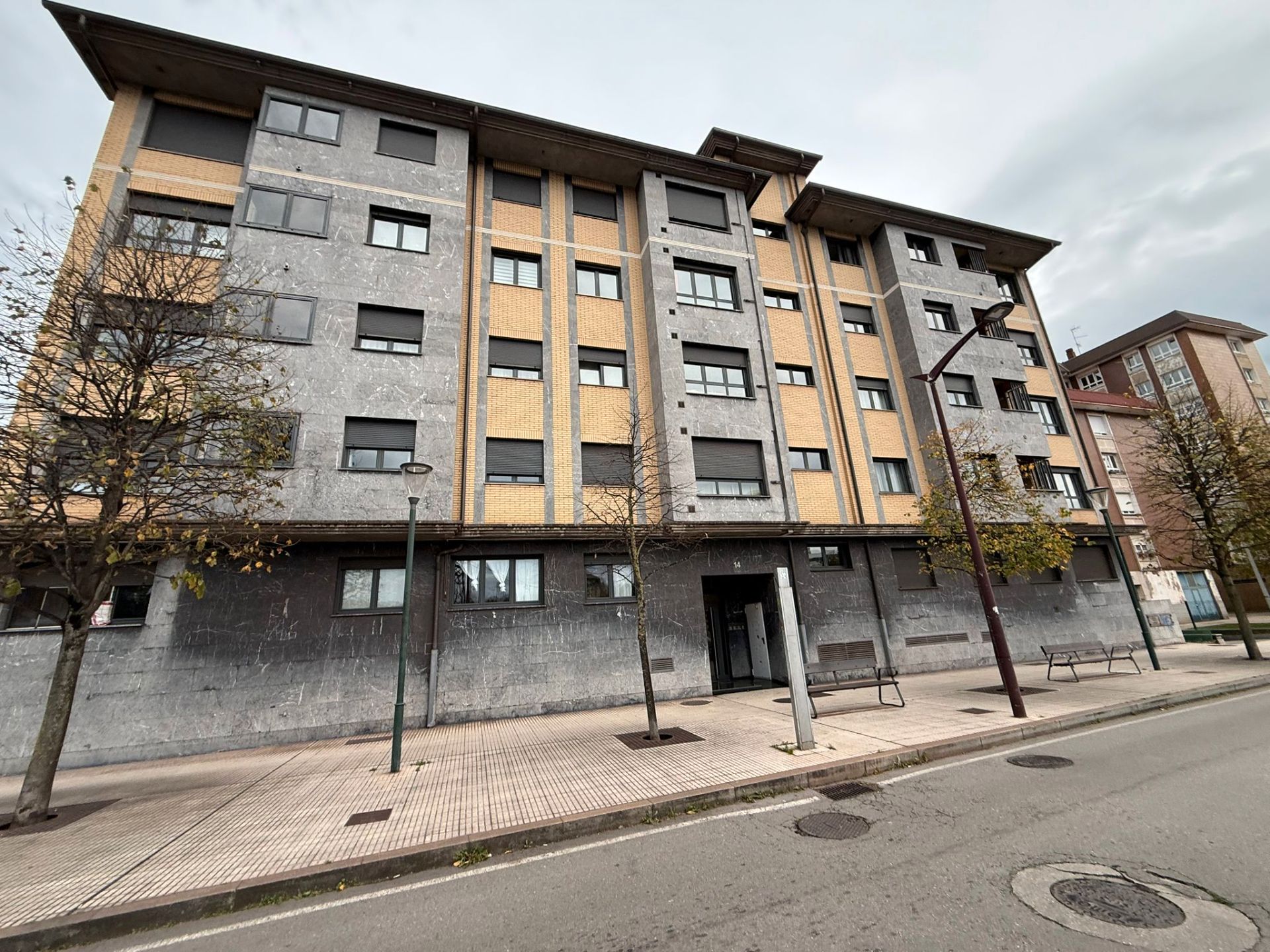 Vista exterior de Pis en venda en Gijón  amb Calefacció i Traster