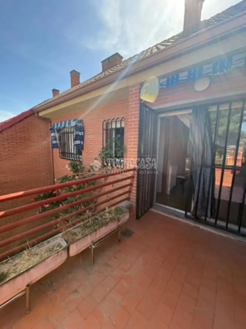 Vista exterior de Casa adosada en venda en Getafe amb Calefacció, Jardí privat i Terrassa