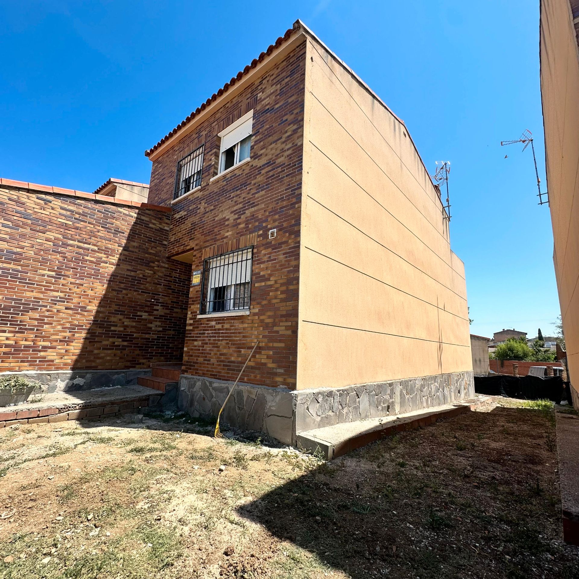 Vista exterior de Casa adosada en venda en El Casar de Escalona amb Terrassa, Traster i Forn