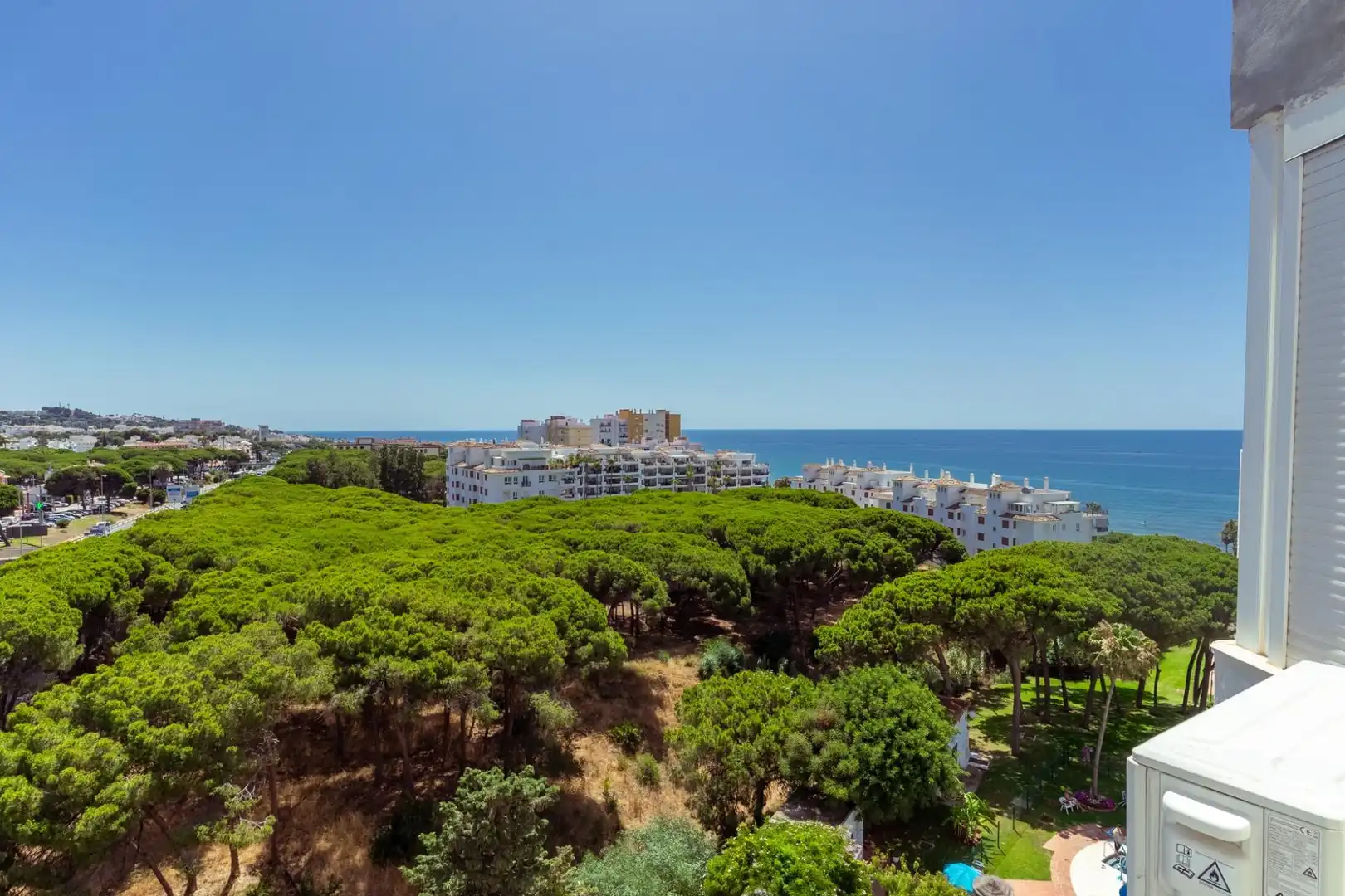 Vista exterior de Estudi en venda en Marbella amb Aire condicionat, Jardí privat i Moblat