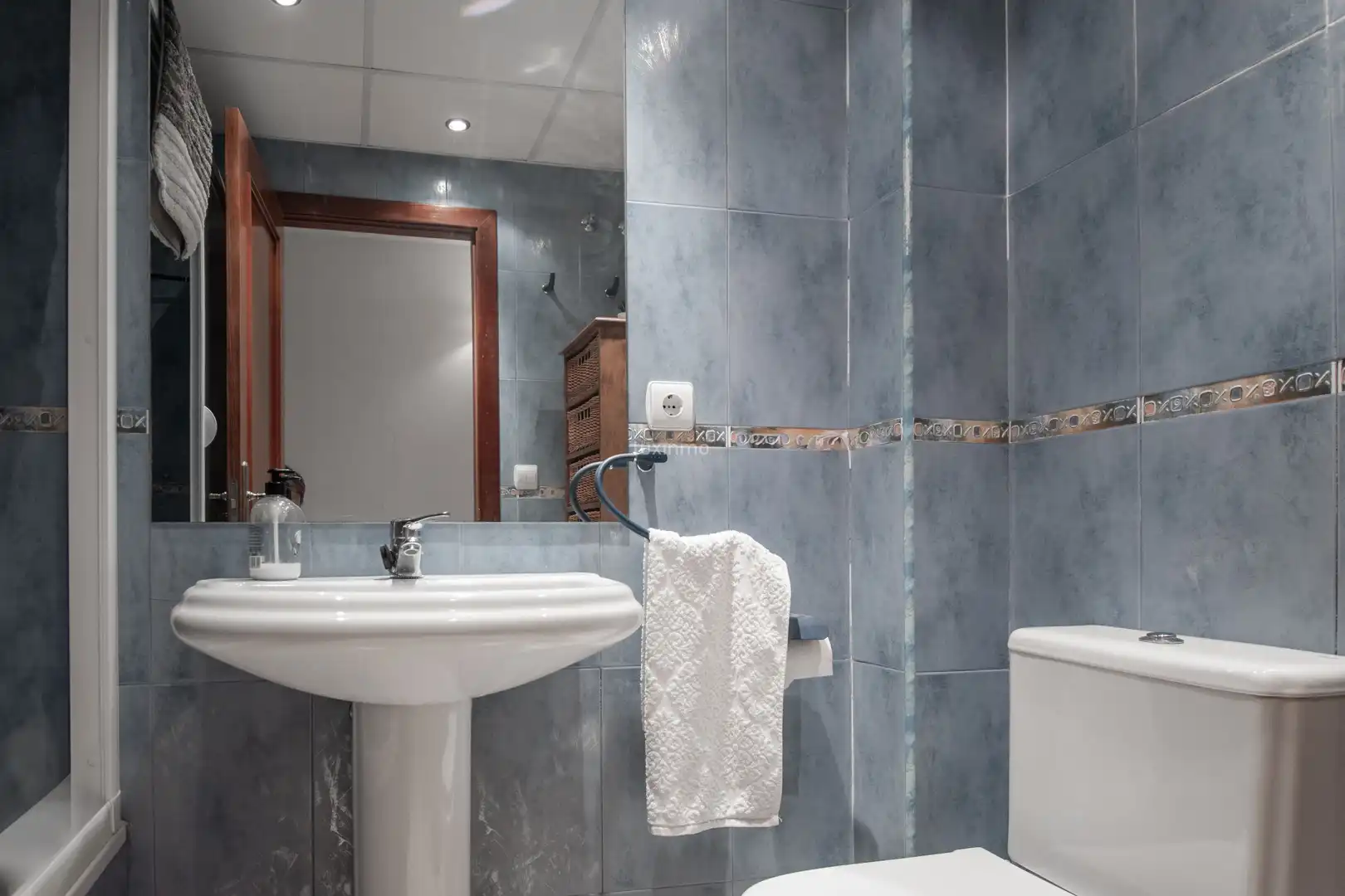 Bathroom of Flat for sale in Benidorm  with Air Conditioner, Private garden and Community pool