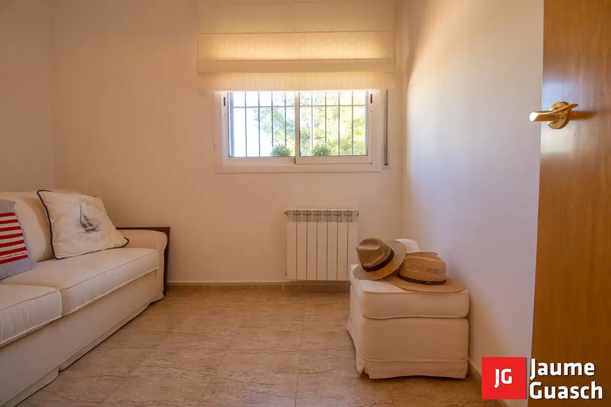 Schlafzimmer von Einfamilien-Reihenhaus zum Verkauf in Torredembarra mit Klimaanlage, Heizung und Privatgarten