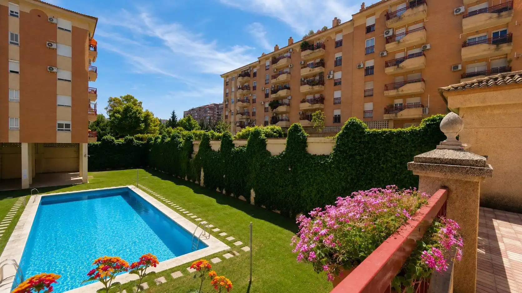 Piscina de Pis en venda en Jaén amb Aire condicionat, Calefacció i Terrassa