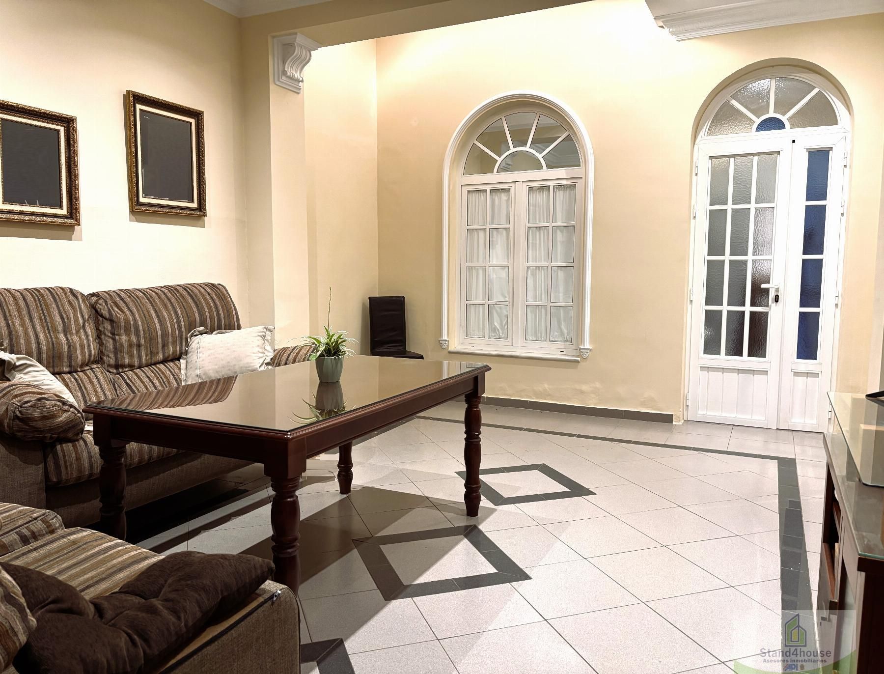 Sala d'estar de Casa adosada en venda en Bollullos Par del Condado amb Aire condicionat, Terrassa i Traster