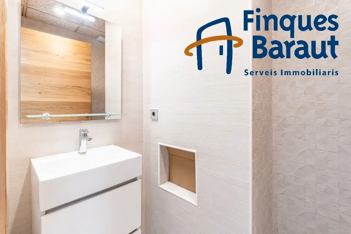 Bathroom of Houses for sale in Figueres  with Air Conditioner, Heating and Private garden