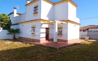 Vista exterior de Casa o xalet en venda en Chiclana de la Frontera amb Jardí privat