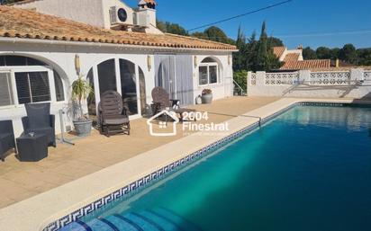 Vista exterior de Casa o xalet en venda en L'Alfàs del Pi amb Terrassa i Piscina