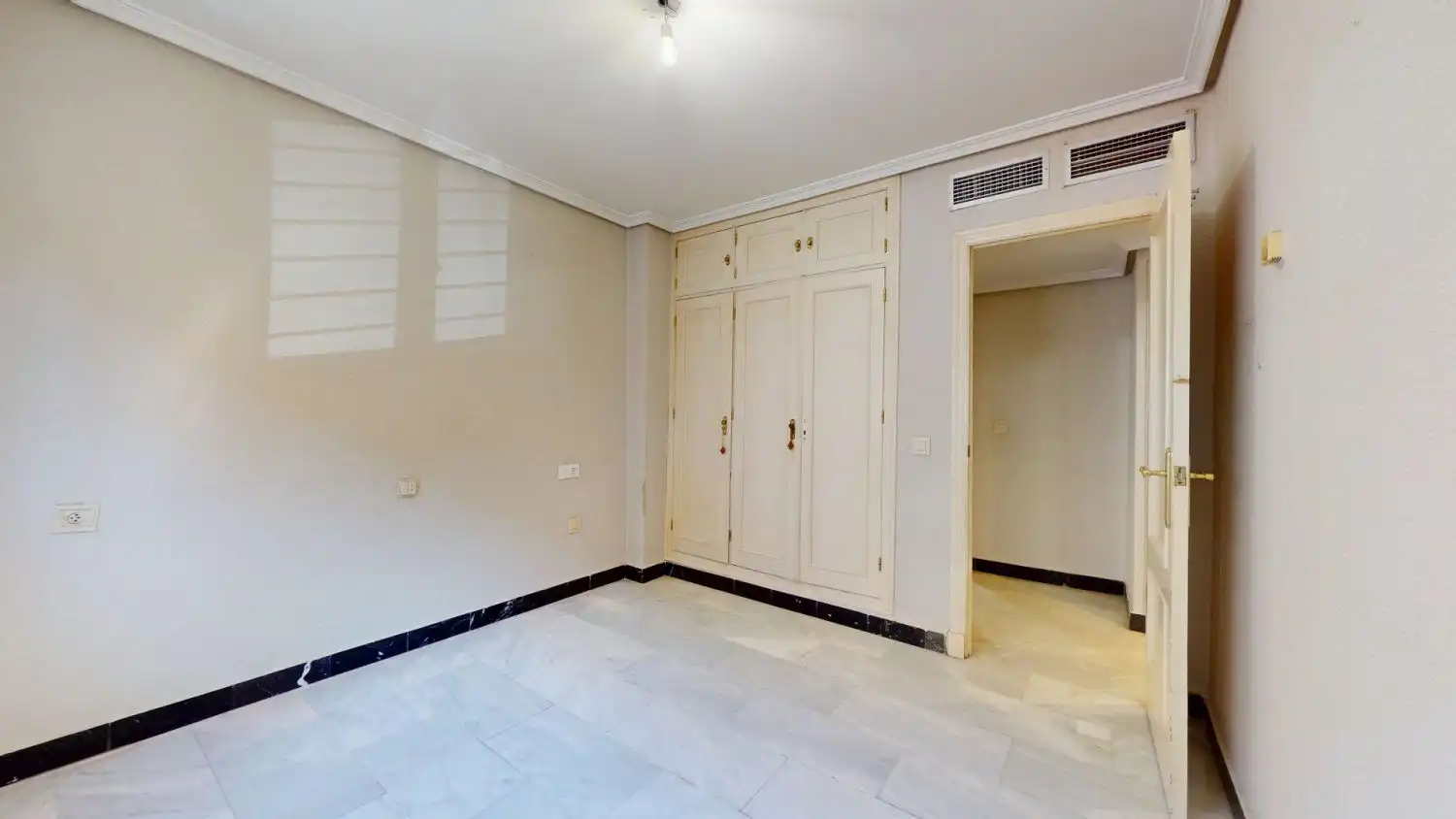 Wohnung zum Verkauf in San Juan de Aznalfarache mit Klimaanlage, Heizung und Abstellraum