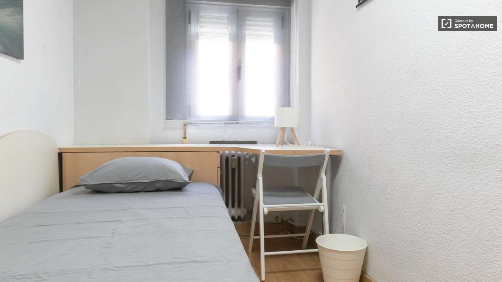 Bedroom of Flat for share in  Madrid Capital  with Air Conditioner, Heating and Terrace