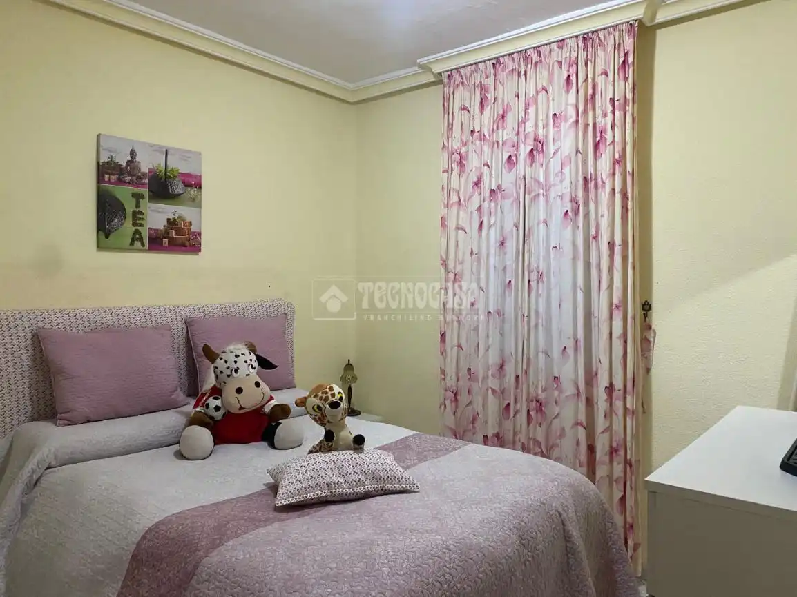 Bedroom of Flat for sale in Sevilla  with Air Conditioner and Balcony