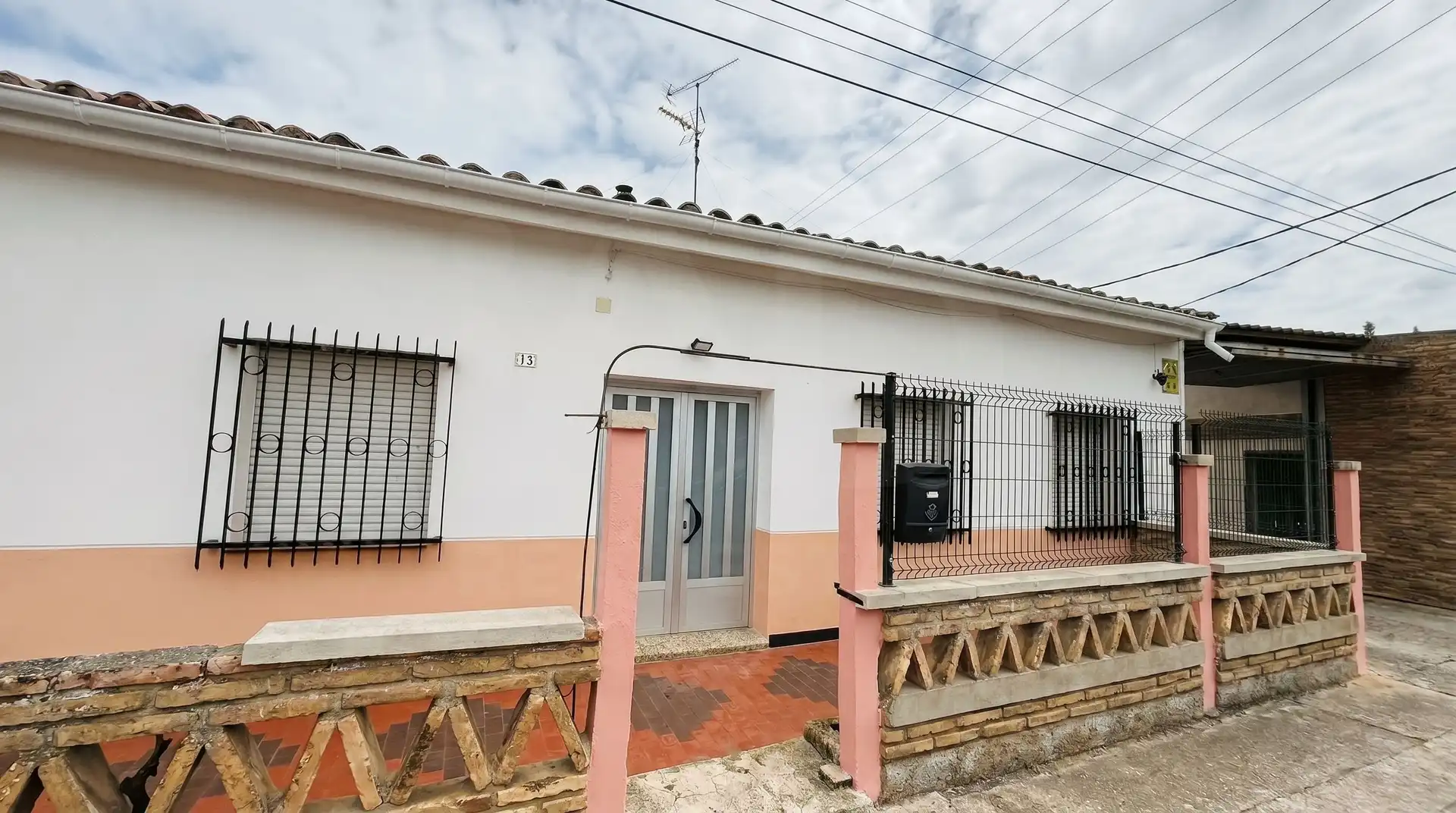 Vista exterior de Finca rústica en venda en  Logroño amb Calefacció i Piscina
