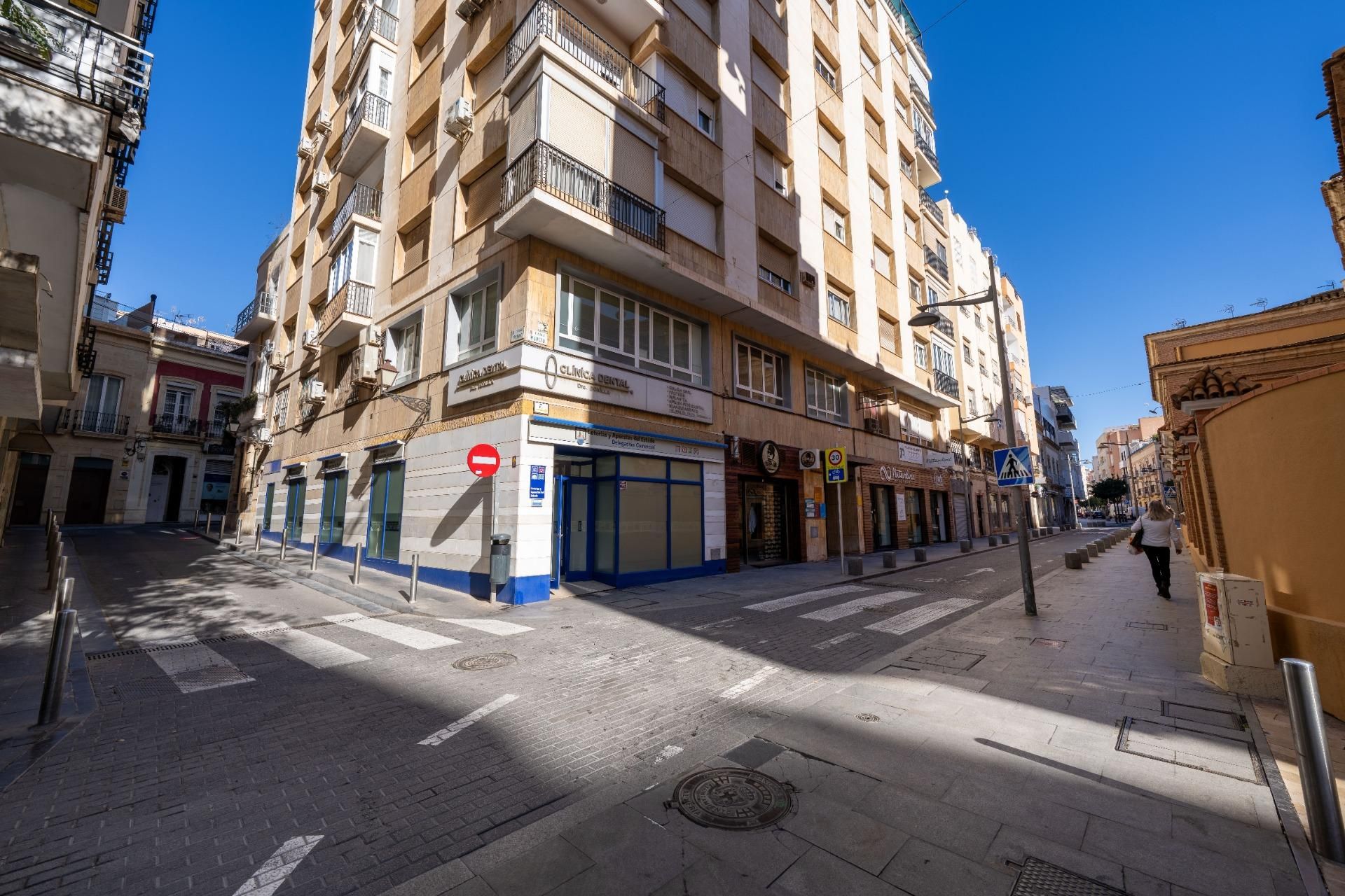 Vista exterior de Oficina de lloguer en  Almería Capital amb Aire condicionat