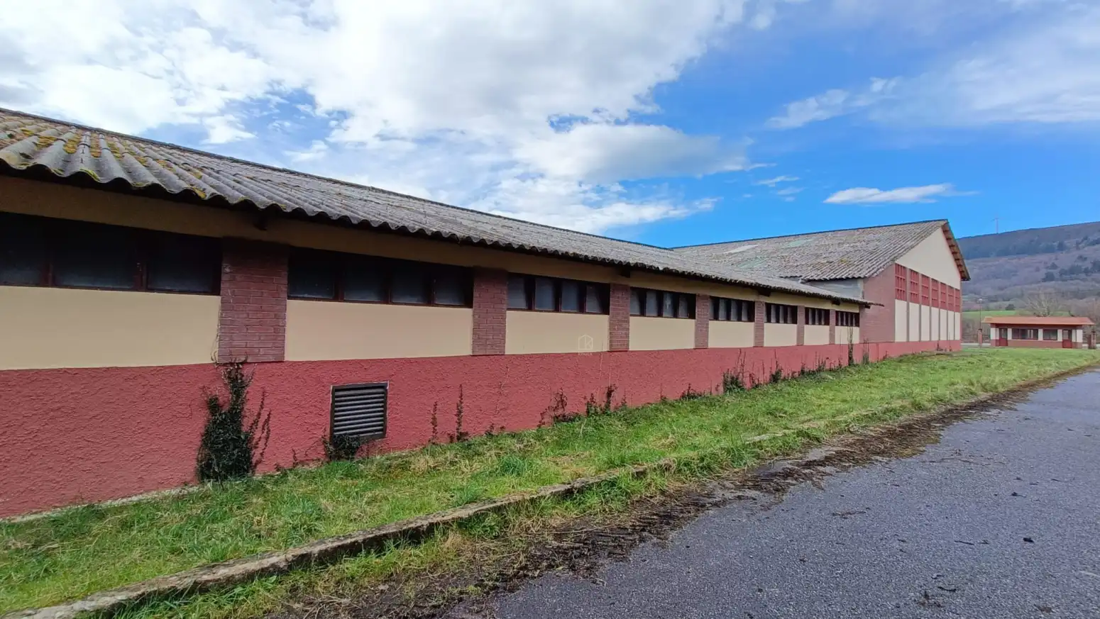 Außenansicht von Fabrikhallen zum Verkauf in Tineo